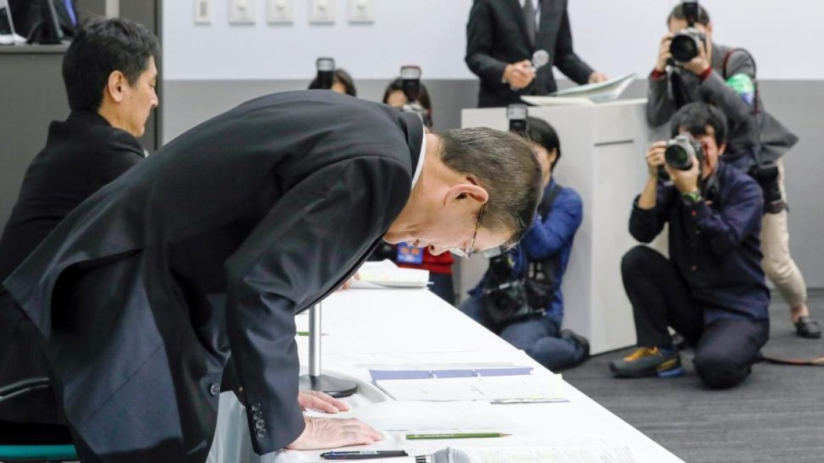 El presidente fabricante automovilístico nipón Subaru, Yasuyuki Yoshinaga, hace una reverencia tras ofrecer una rueda de prensa sobre las conclusiones de su investigación sobre el falseo de inspecciones de seguridad en sus vehículos.-KIMIMASA MAYAMA (EFE)