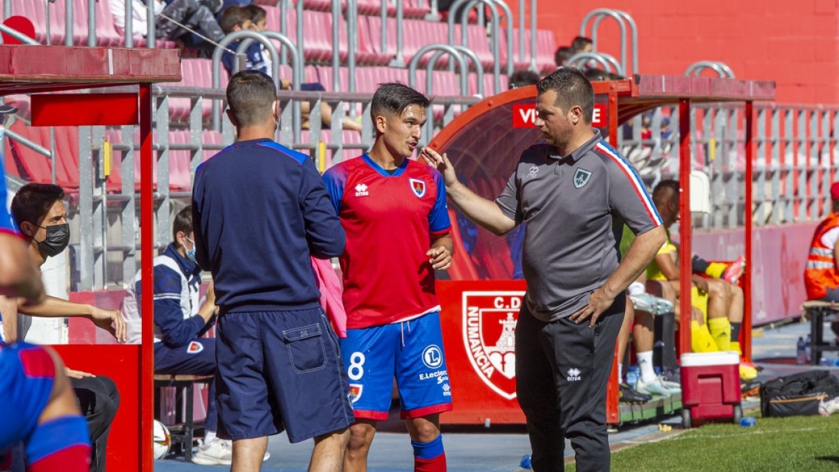 Diego Martínez quiere un Numancia que mantenga el nivel exhibido hace una semana ante el Formentera. MARIO TEJEDOR