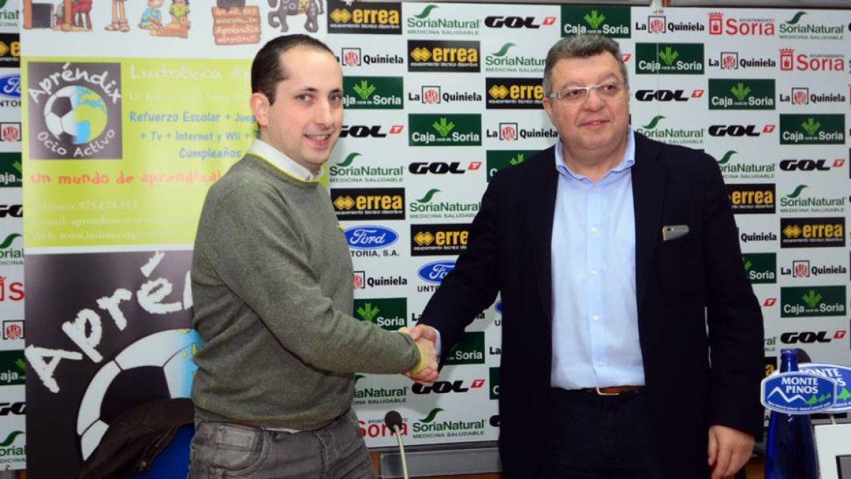 Carlos Cortés y Víctor Martín Ortega durante la presentación del nuevo servicio.-ÁLVARO MARTÍNEZ