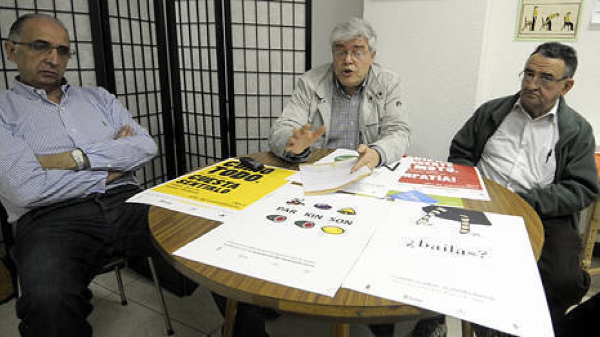 El presidente de la asociación de enfermos de Párkinson, Alfredo Hernández, en la rueda de prensa. / ÁLVARO MARTÍNEZ-