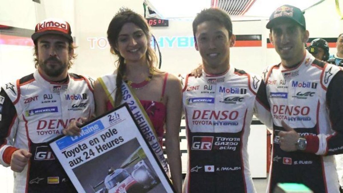 Fernando Alonso, Kazuki Nakajima y Sebastien Buemi, tras lograr ayer la pole position en las 24 Horas de Le Mans.-AFP / JEAN-FRANCOIS MONIER