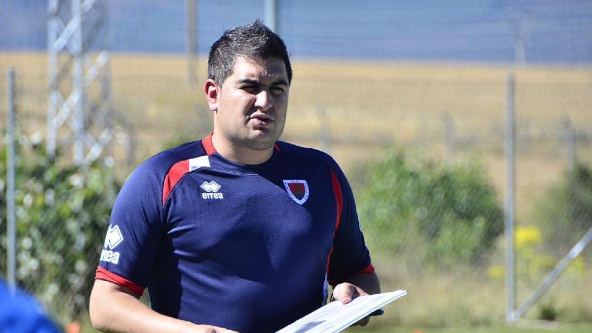El técnico del Numancia juvenil de División de Honor, José Alejandro Huerta.-ÁLVARO MARTÍNEZ