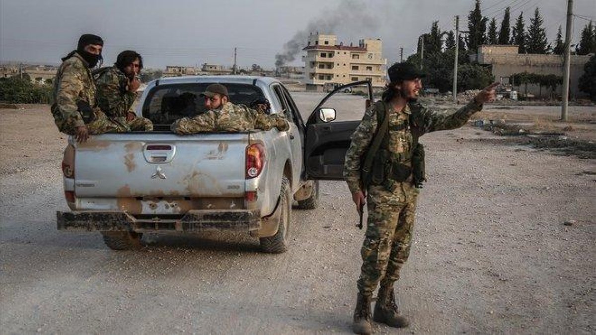 Combatientes del Ejercito Nacional sirio que apoyan a Turquía.-DPA / ANAS ALKHARBOUTLI