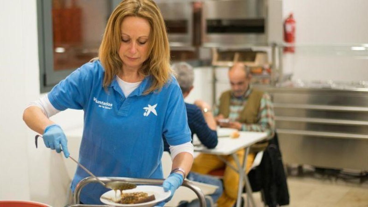 Una voluntaria de la Semana Social de CaixaBank.-