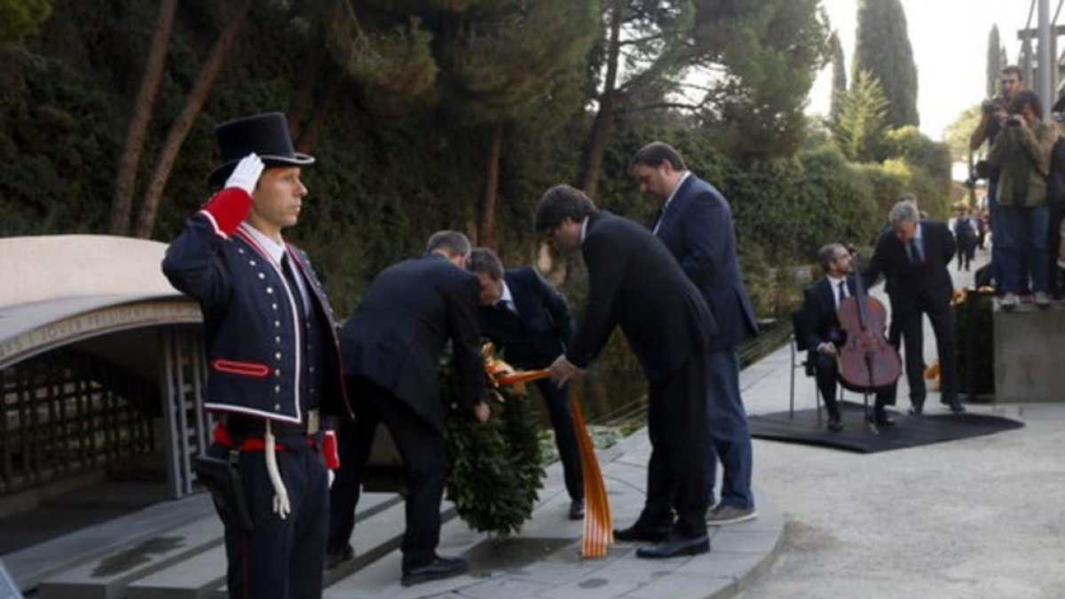 Ofrenda floral del Govern, Carles Puigdemont y Oriol Junqueras, a Lluís Companys en Montjuïc.-ACN