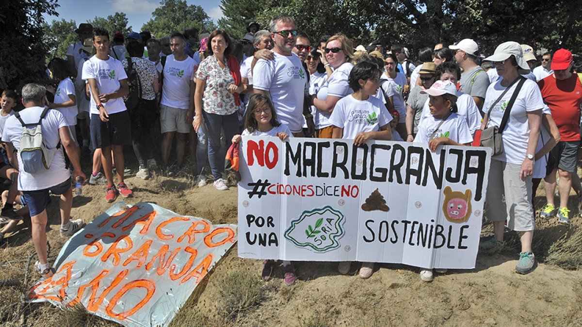 Concentración contra la macrogranja en Cidones.-HDS