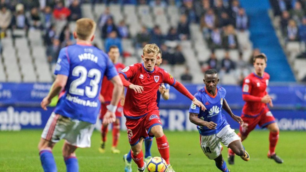 Dani Nieto, durante una acción de juego del partido de Liga del pasado sábado en Oviedo-AREA 11