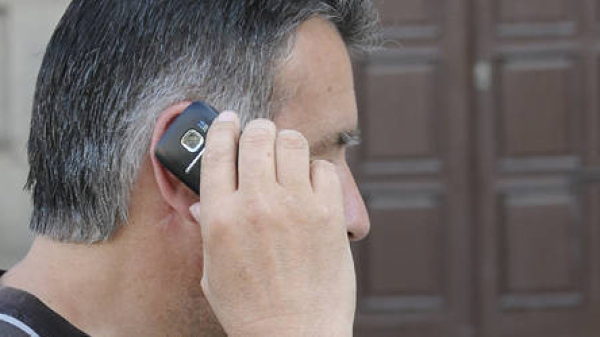 La OMIC gestiona 156 reclamaciones relacionadas con la telefonía móvil. / VALENTÍN GUISANDE-