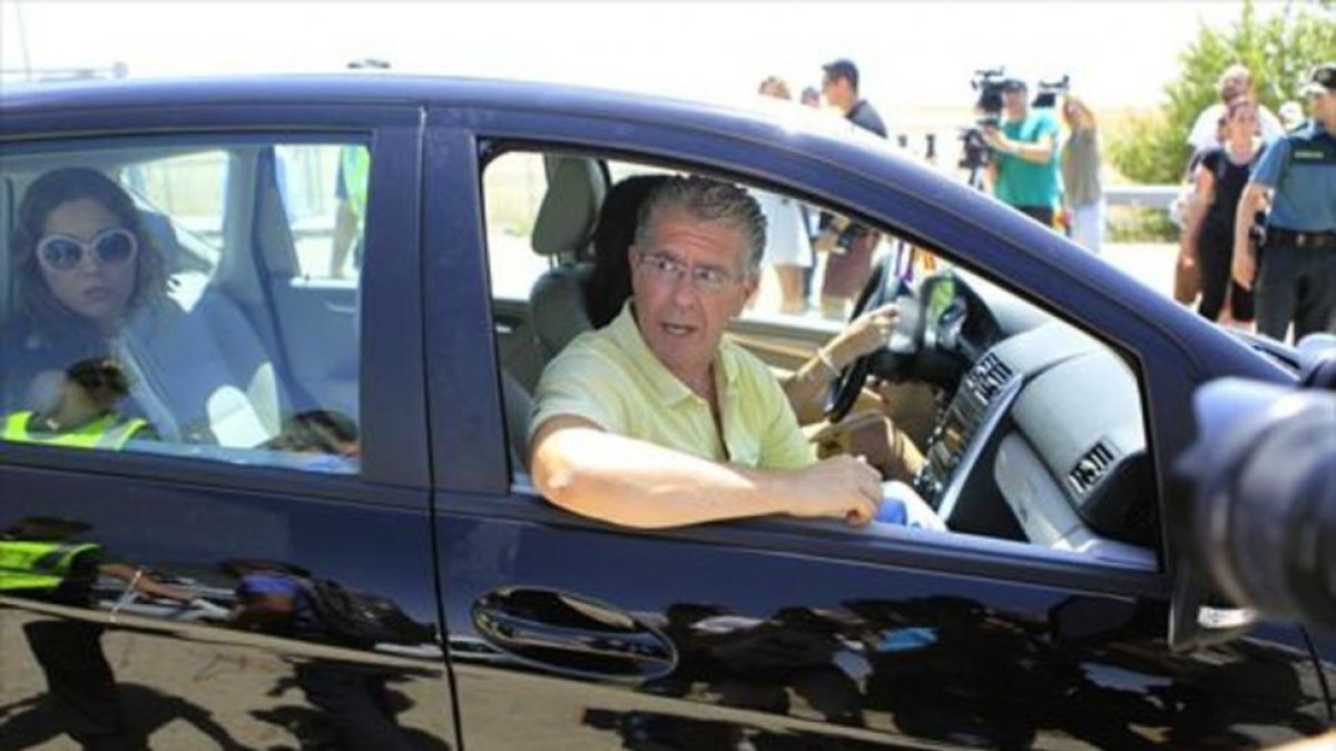 Francisco Granados abandona en un coche la prisión madrileña de Estremera.-EFE / VÍCTOR LERENA