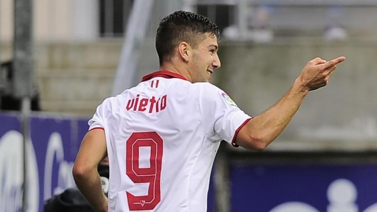 Vietto celebra su gol con el Sevilla en Eibar.-AFP / ANDER GILLENEA
