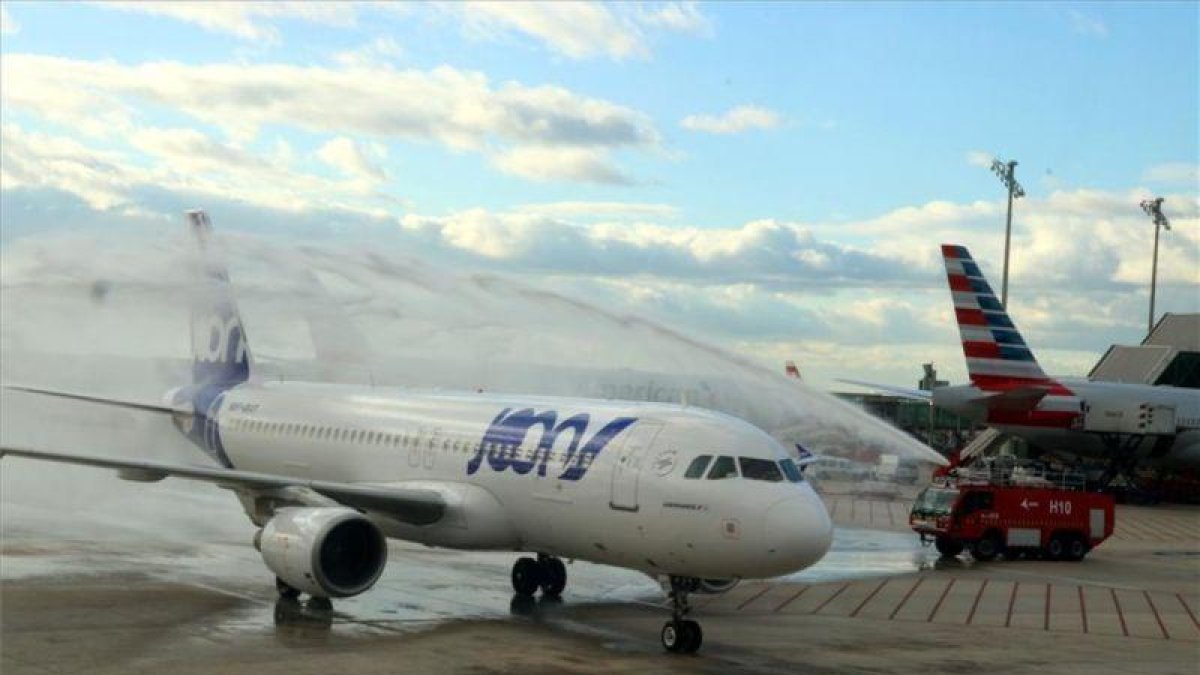 El primer avión de Joon en el aeropuerto de Barcelona-El Prat.-ACN / ÀLEX RECOLONS
