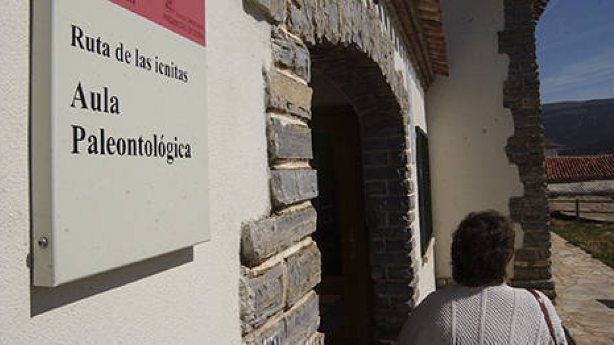 Imagen de archivo de la entrada al aula paleontológica de Villar. / VALENTÍN GUISANDE-