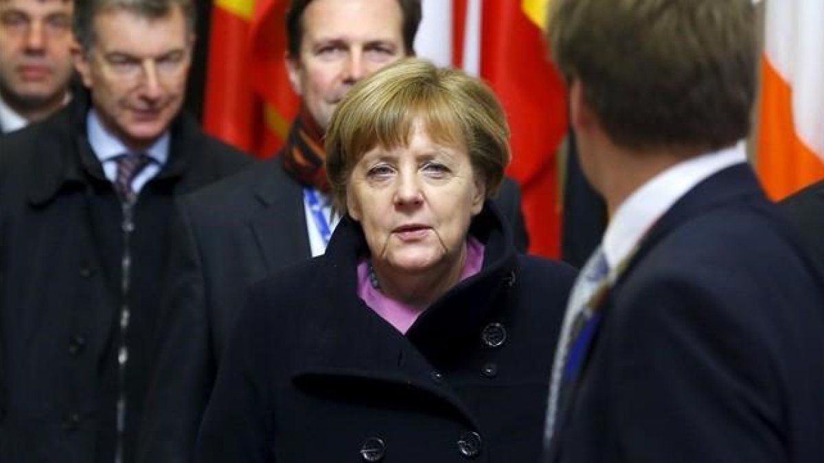 La cancillera alemana Angela Merkel abandona la sede del Consejo Europeo.-REUTERS / YVES HERMAN