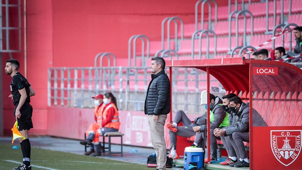 Álex Huerta desde la zona técnica del banquillo local. GONZALO MONTESEGURO
