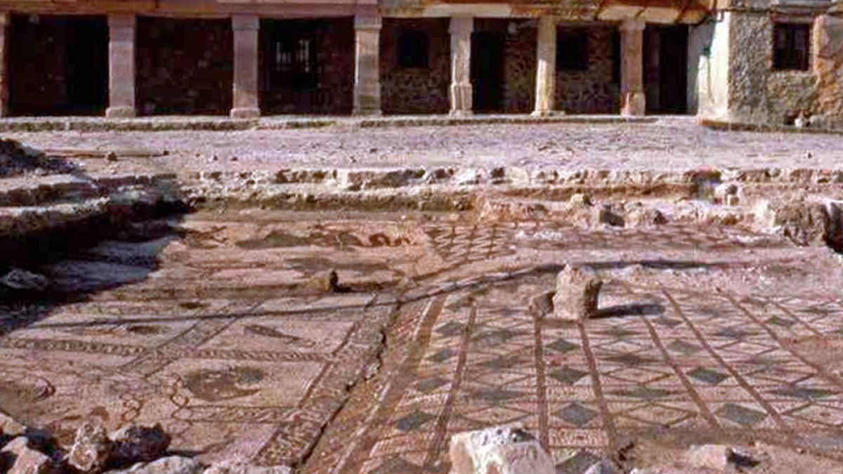 El mosaico salió a la luz en una excavaciones en la década de los años 80.-HDS