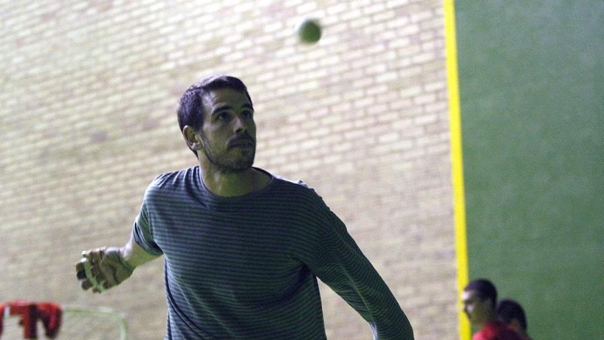 Cabrerizo II, en uno de los entrenamiento en el frontón de Duruelo de la Sierra.-MARIO TEJEDOR