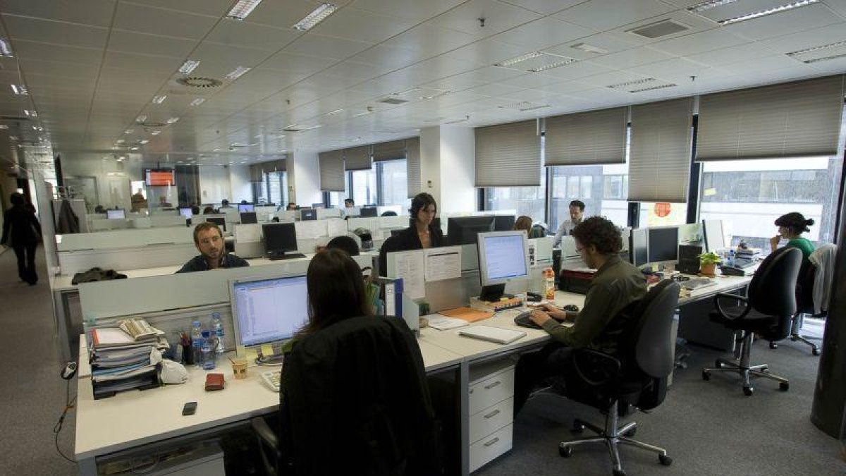 Un grupo de empleados, en su puesto de trabajo, en una imagen de archivo.-JOAN CORTADELLAS