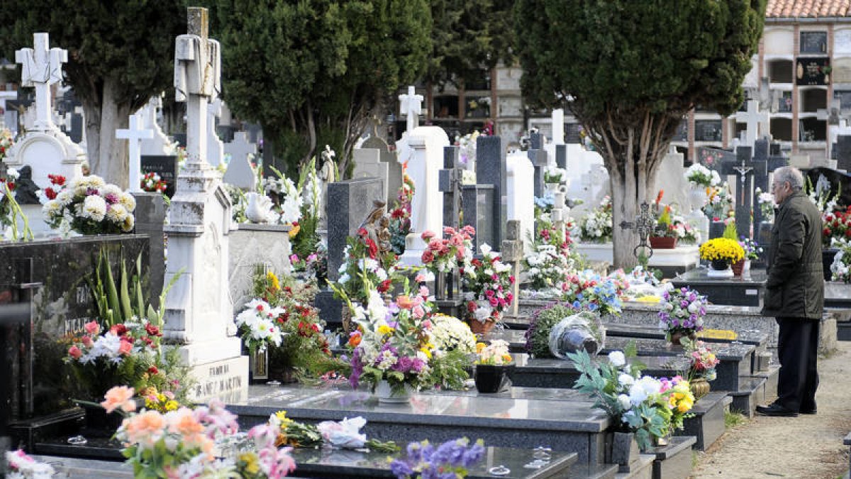 Cementerio de la capital soriana en una celebración de Todos los Santos de años anteriores. HDS