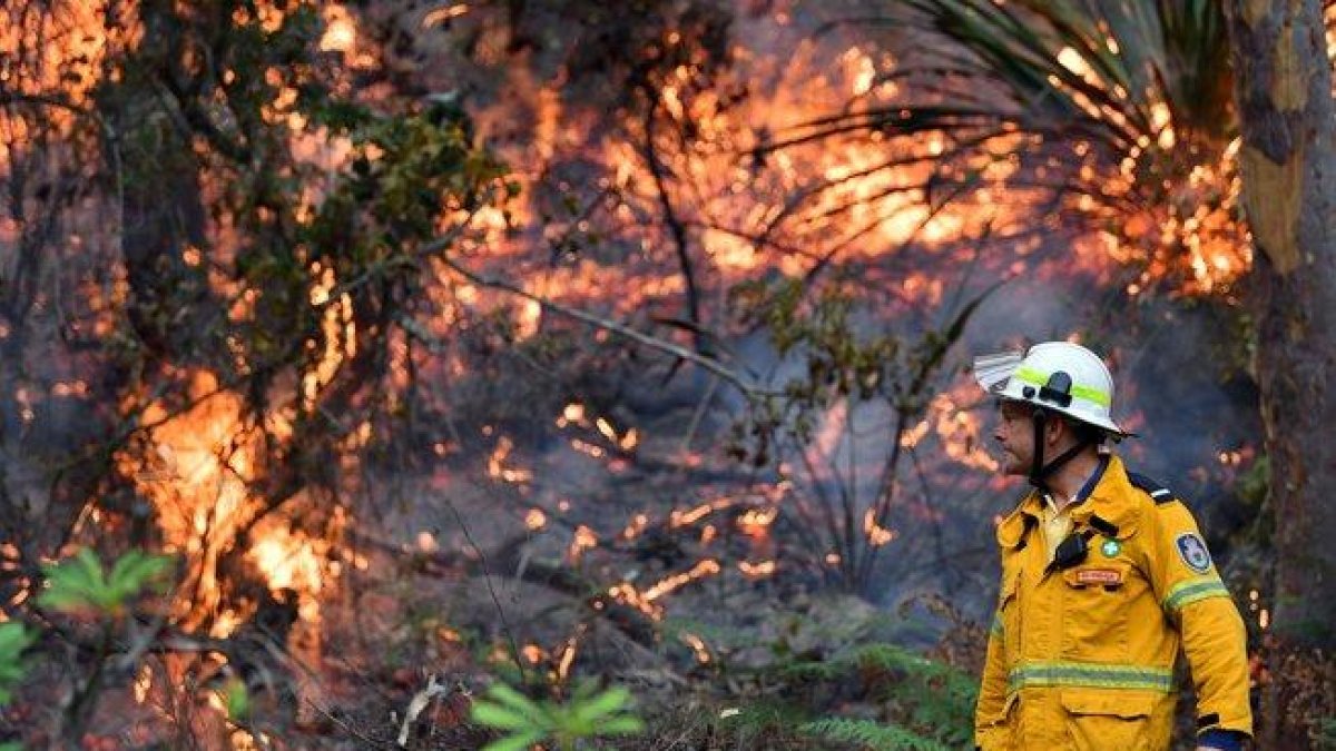 La ministra de Defensa de Australia, Linda Reynolds, indicó que personal de la marina hace llegar ayuda a comunidades aisladas cerca de Mallacoota y transporta a bomberos y a heridos.-AFP