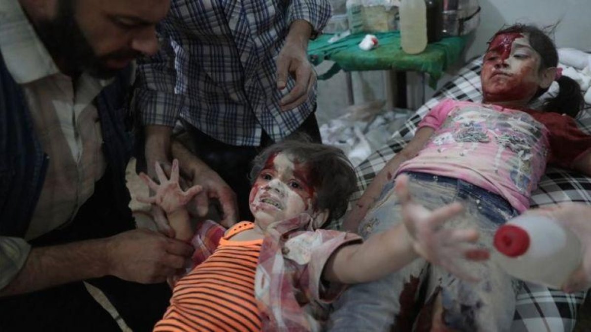 Dos niñas sirias son atendidas en un hospital de la localidad rebelde de Douma tras sufrir un ataque aéreo del régimen de Damasco.-AFP / ABD DOUMANY