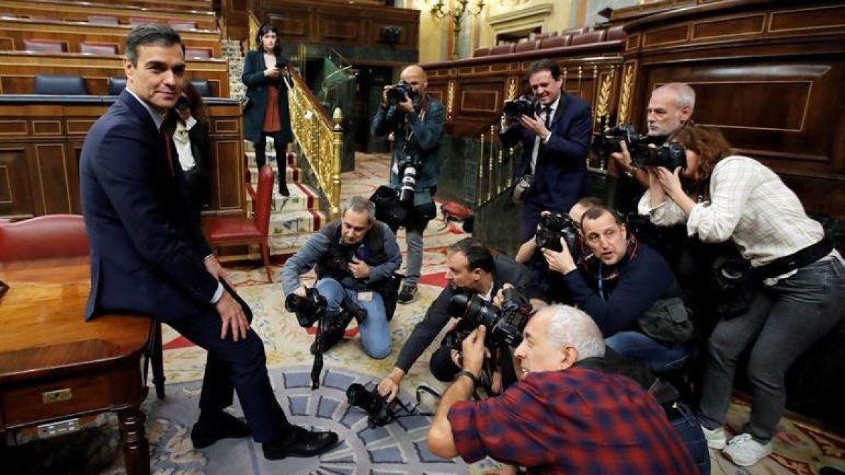Pedro Sánchez posa en el Congreso tras ser elegido presidente de Gobierno.-EFE