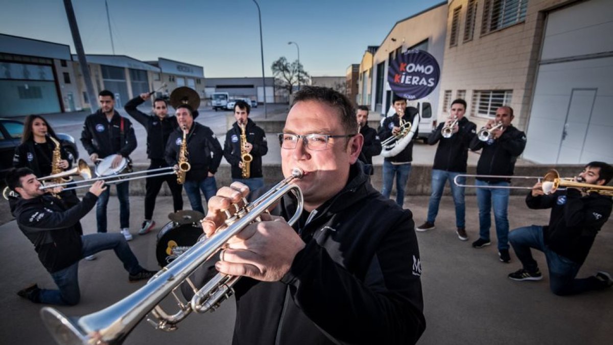 Paco Martínez es uno de los fundadores de la charanga Komo Kieras que hoy celebra su X aniversario. GONZALO MONTESEGURO