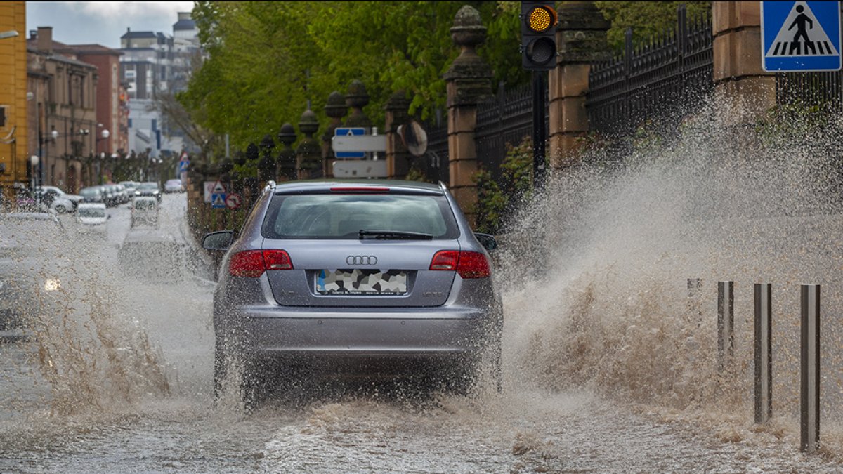 Lluvia embalsada el lunes en Nicolás Rabal. MARIO TEJEDOR WEB