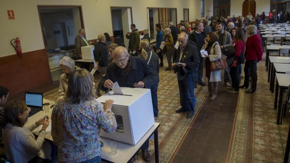 Participantes en la consulta del 9 de noviembre del 2014 en el colegio de Sant Ignasi de los Jesuitas, en Barcelona-JORDI COTRINA