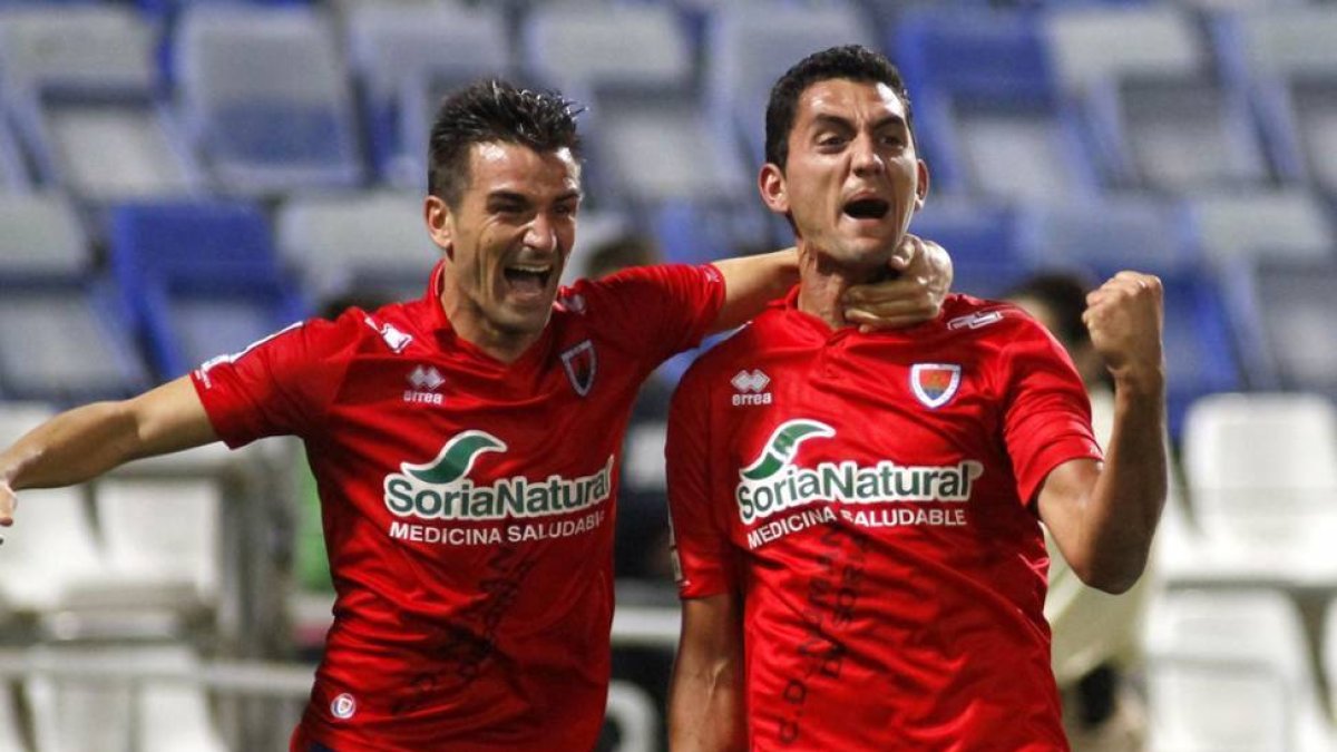 Natalio y Juanma celebran uno de los tres goles logrados por el equipo en Huelva.-ÁREA 11