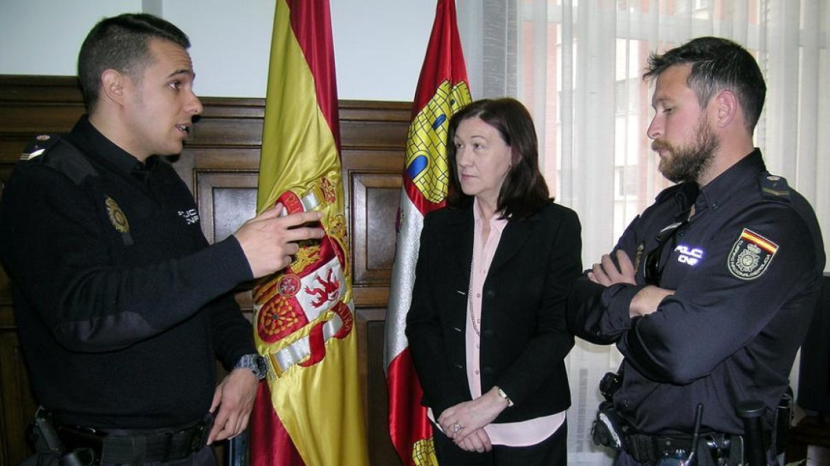 Maria José Heredia con los dos agentes de la Policía Nacional.-SUBDELEGACIÓN