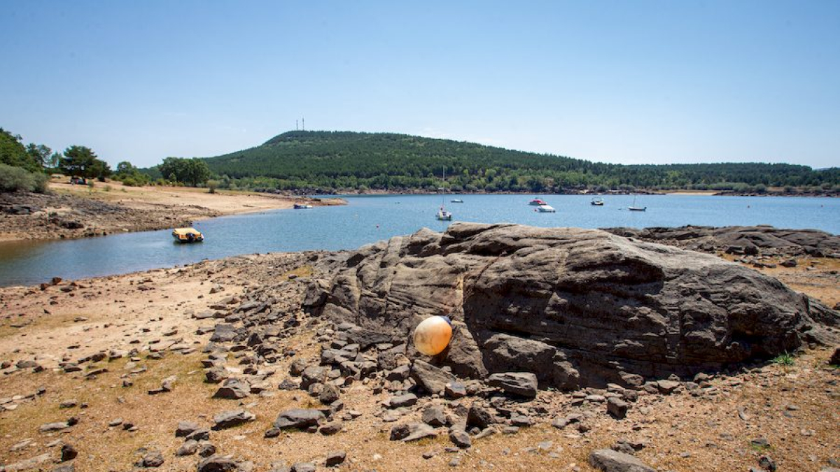 La sequía deja una estampa dramática en el embalse de la Cuerda del Pozo. La imagen es de septiembre - MARIO TEJEDOR (5)