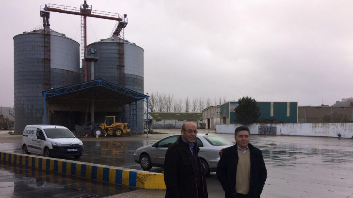 El presidente de Cocope, Lauro Luis Arranz, y el gerente, Elías Aguado, en las instalaciones de la cooperativa en Peñafiel.-E.M.