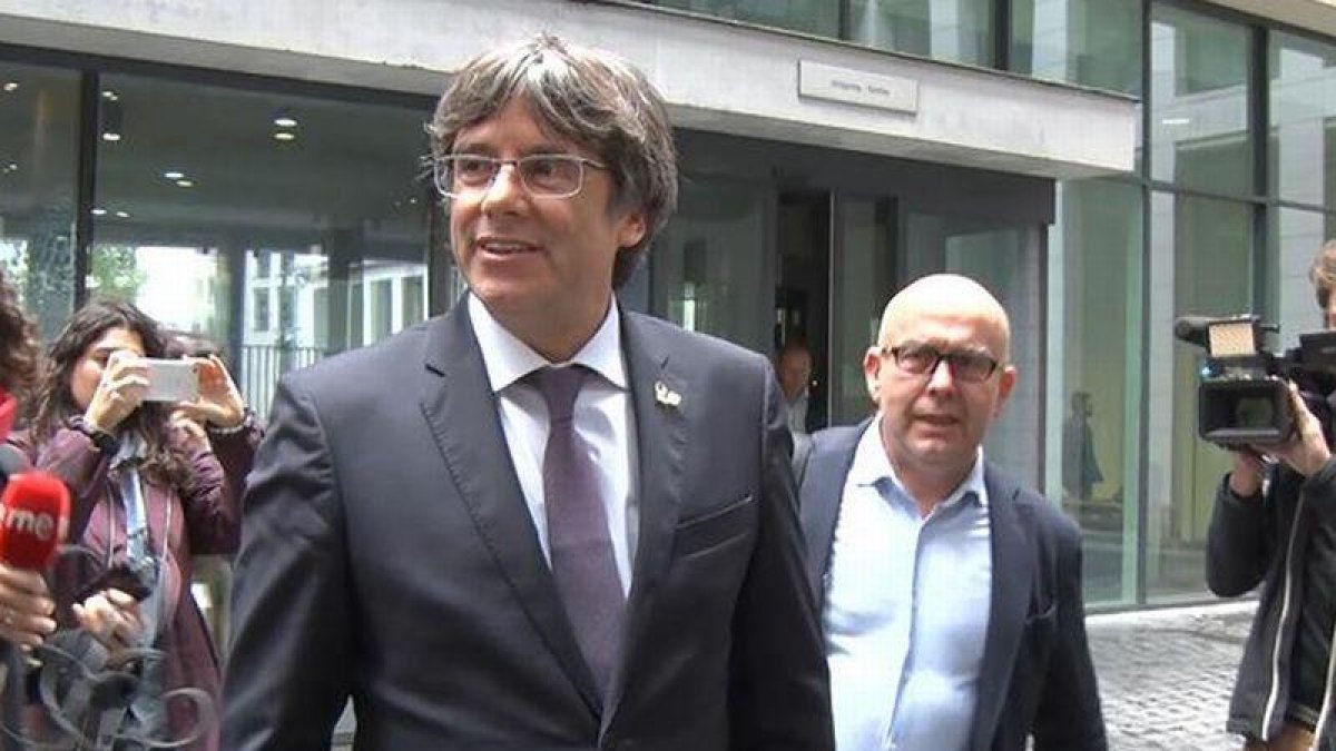 El abogado Gonzalo Boye, junto a Carles Puigdemont.-EL PERIÓDICO