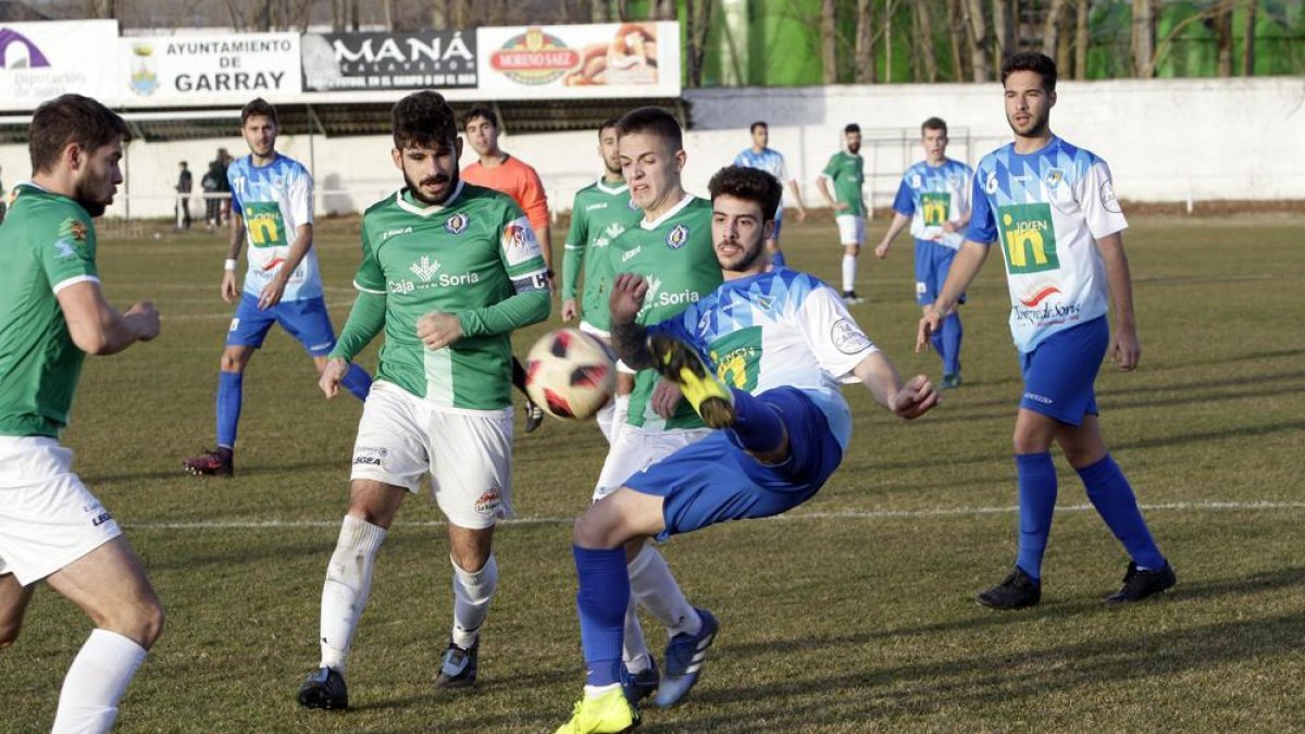 Un momento de juego del San José y Calasanz en uno de los partidos de esta temporada.-LUIS ÁNGEL TEJEDOR