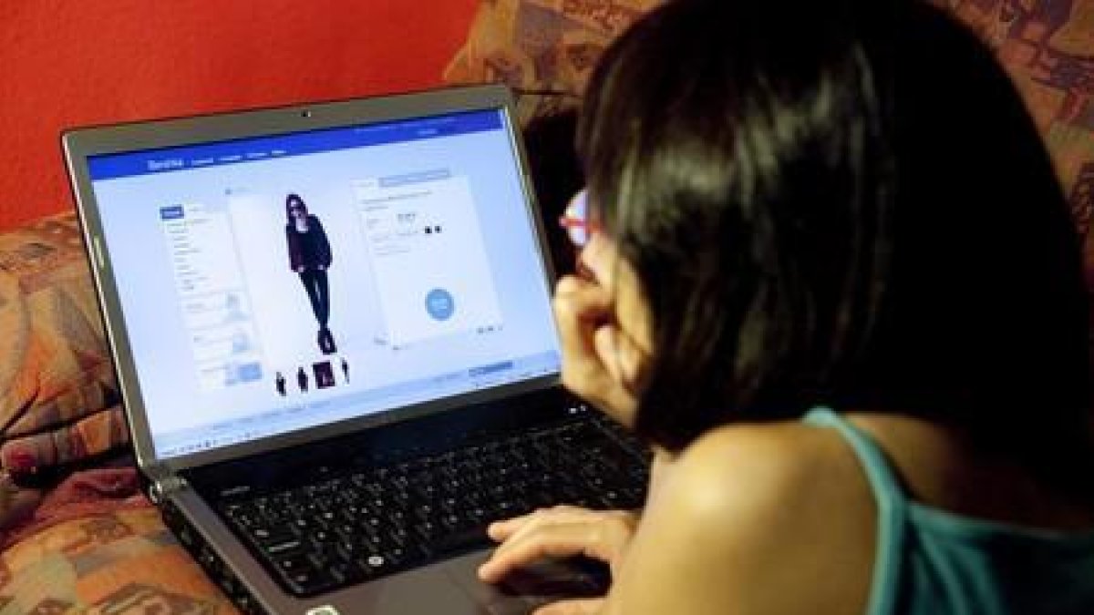 Un acceso a una página web de venta de artículos de moda.-FERRAN NADEU