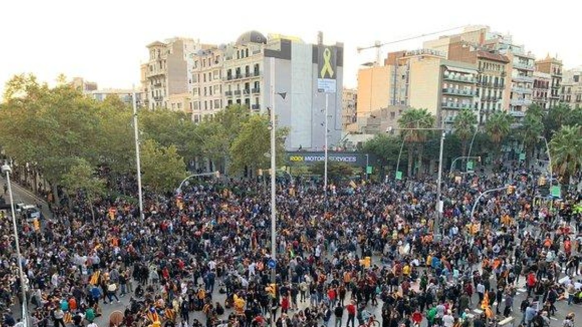Concentración de los CDR en Gran Via-Marina, en Barcelona.-FERRAN NADEU