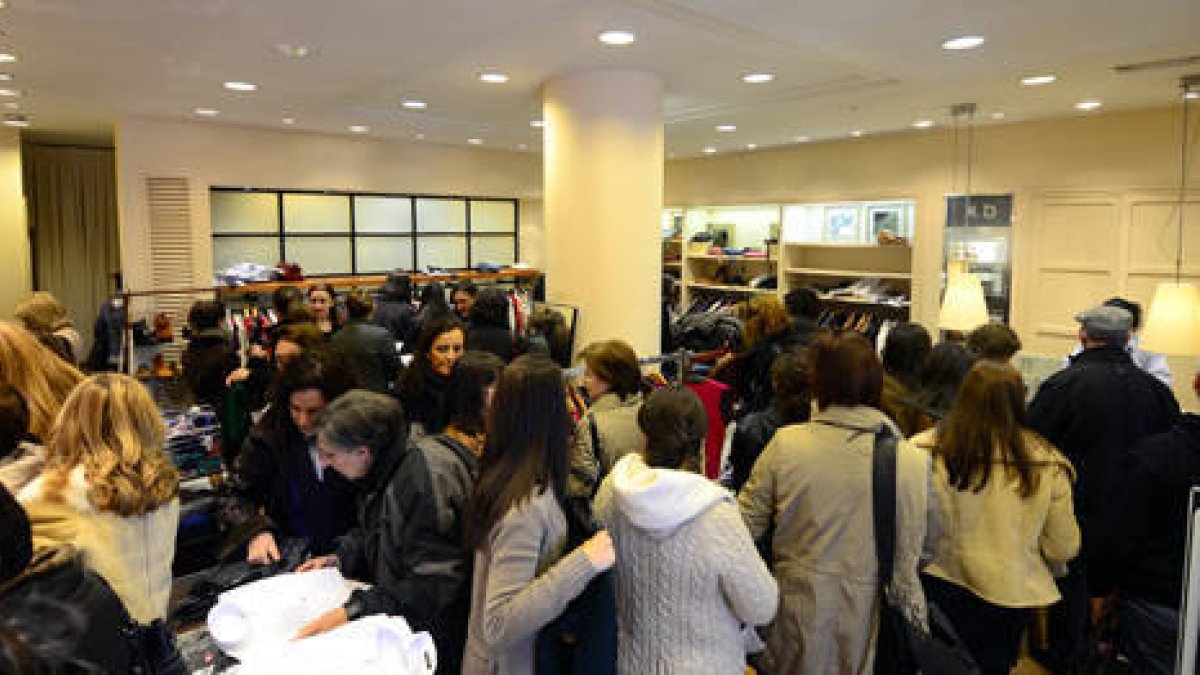 La tienda de Massimo Dutti Woman a rebosar. / Á.M.-