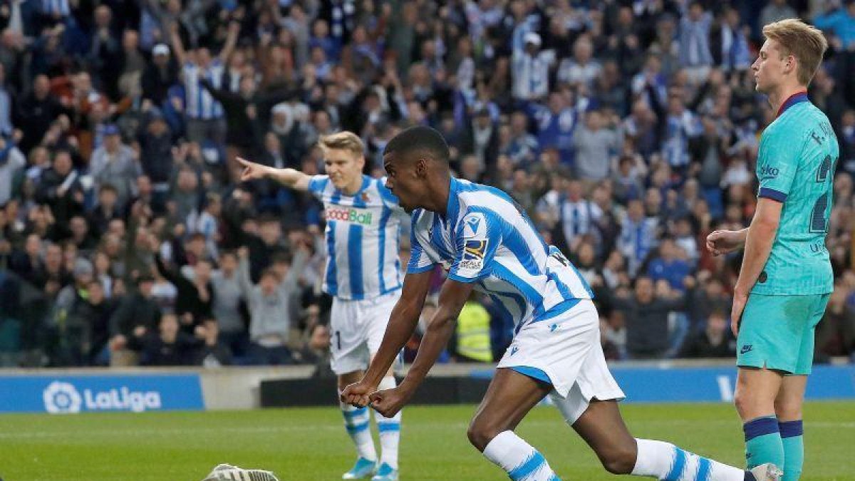 El delantero Alexander Isak (c) de la Real Sociedad celebra su gol ante el Barcelona.-EFE