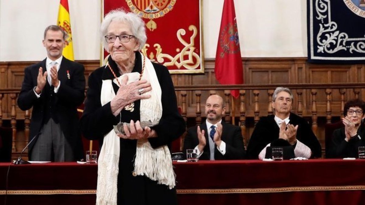La poeta uruguaya Ida Vitale tras recibir el Premio de Literatura en Lengua Castellana Miguel de Cervantes.-BALLESTEROS (EFE)