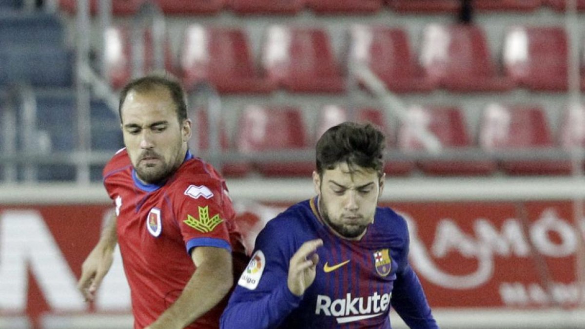 Unai Medina pugna con Arnaiz en el partido de la primera vuelta.-LUIS ÁNGEL TEJEDOR