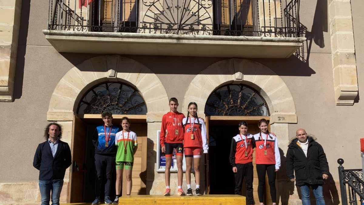 Los mejores clasificados en el Duatlón Navaleno, con el soriano Álvaro Gandul en lo más alto del podio. HDS