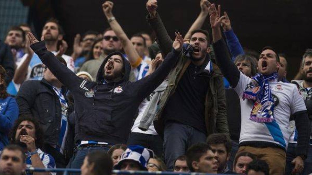 Seguidores del deportivo, en el campo del Atlético aquel 30 de noviembre del 2014.-Foto: AP / ANDRÉS KUDACKI