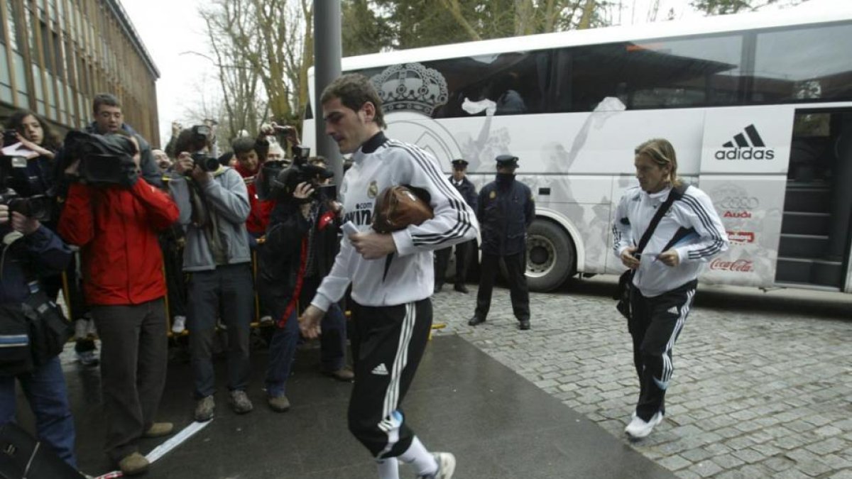 Llegada del Real Madrid, con Casillas y Salgado en la imagen, al Parador Antonio Machado la última vez que visitó Soria en enero de 2009.-Luis Ángel Tejedor