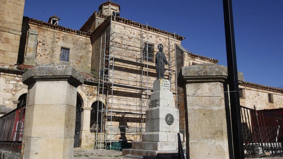 Obras en la iglesia de El Royo, que comenzaron hace aproximadamente un mes.-MARIO TEJEDOR