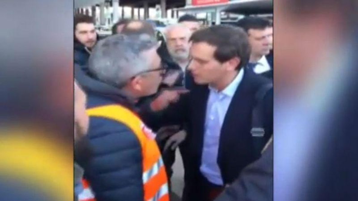 Escrache de los taxistas a Albert Rivera en la estación de Atocha en Madrid.-ATLAS