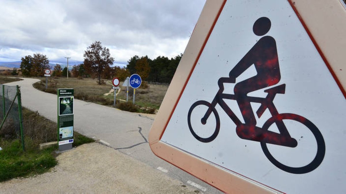 Carril bici de Valonsadero, junto a la antigua pista de Tráfico. HDS