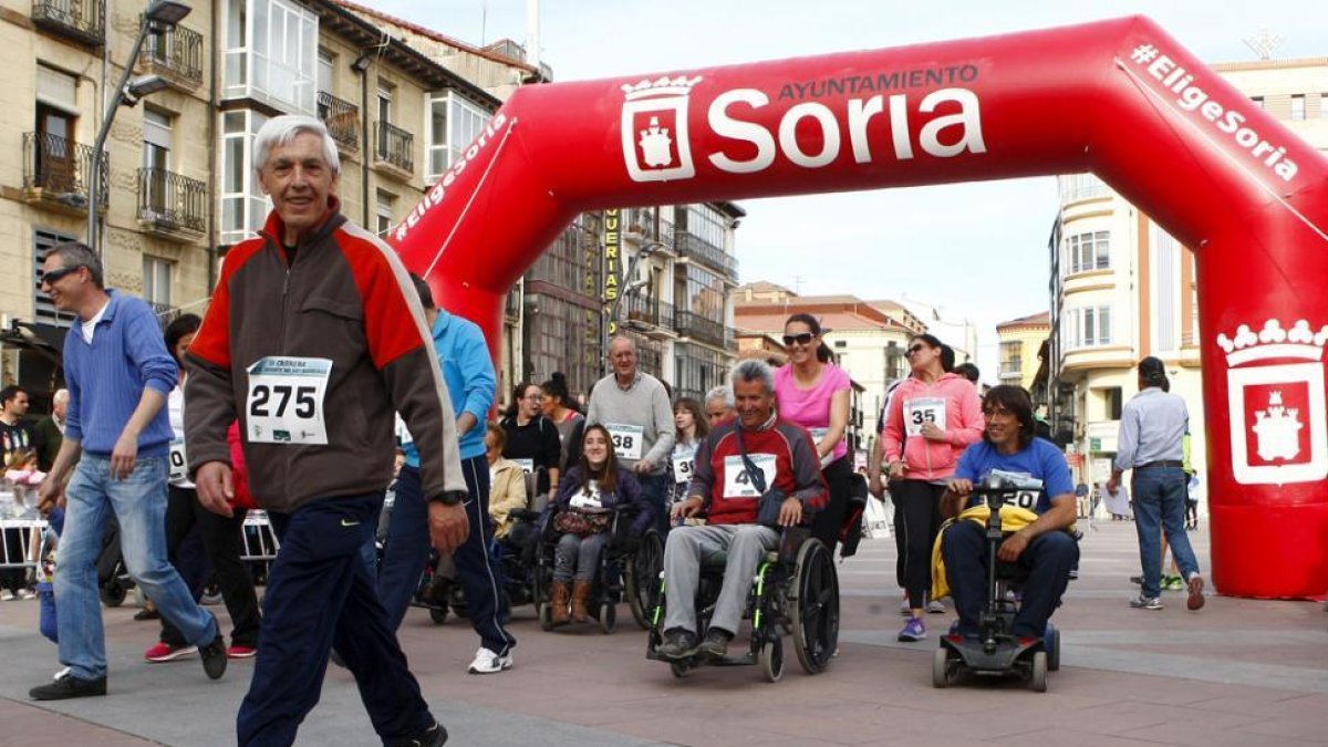 Un momento de la carrera solidaria del pasado año.-LUIS ÁNGEL TEJEDOR