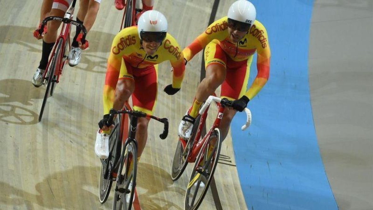 La pareja española, en un relevo durante la final de madison.-AFP / EMMANUEL DUNAND