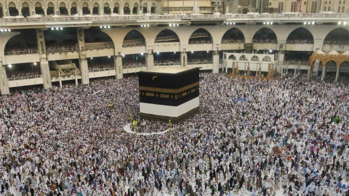 Peregrinos musulmanes junto a la Kaaba.-AHMAD GHARABLI / AFP