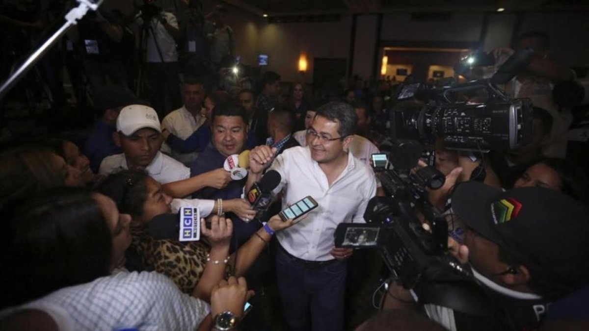 El presidente de Honduras y candidato a la reelección Juan Orlando Hernández se proclama vencedor de las elecciones en Honduras.-/ EFE / GUSTAVO AMADOR
